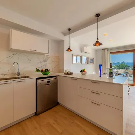 Apartment Modern Frontline With Sea Views *
